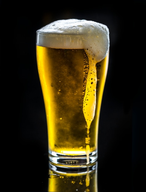 Gratis foto een glas koude bier macrofotografie