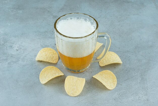 Een glas licht heerlijk bier met chips. Hoge kwaliteit foto