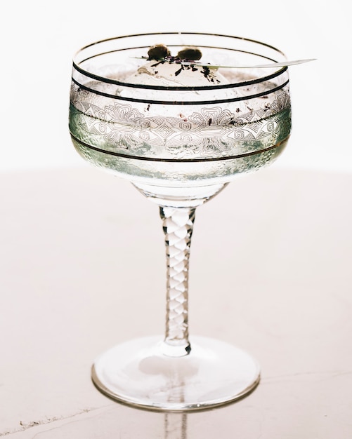 Een glas martini op witte achtergrond.