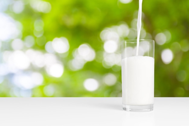 Een glas melk op een natuurlijke achtergrond