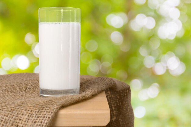 Een glas melk op een natuurlijke achtergrond