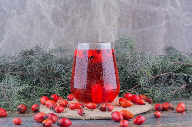 Een glas rood sap op marmer