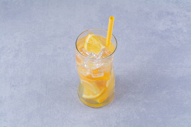 Een glas sappige sinaasappel, op de marmeren achtergrond.