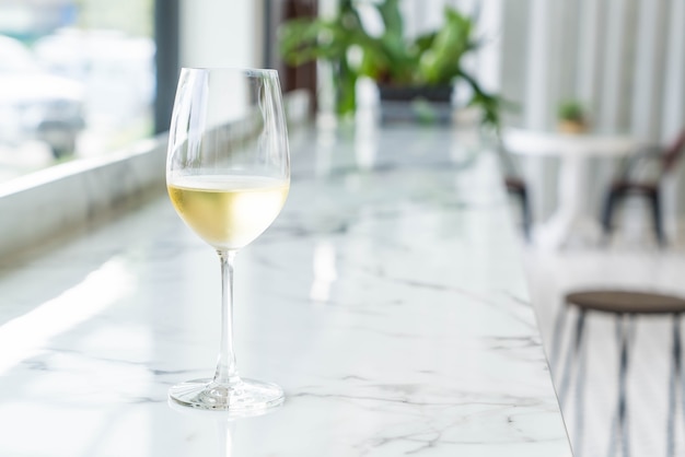 Een glas vonkende wijn