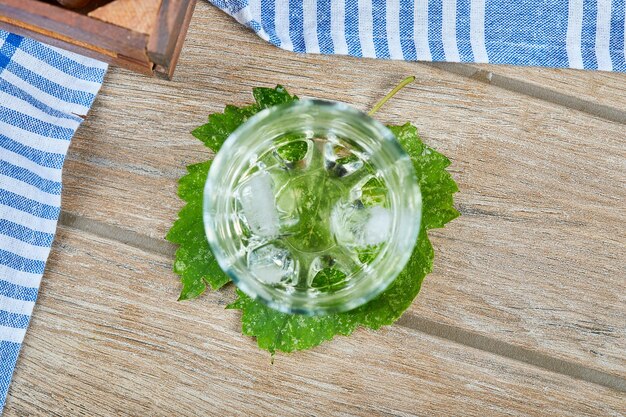 Een glas witte wijn met ijs op houten tafel. Hoge kwaliteit foto