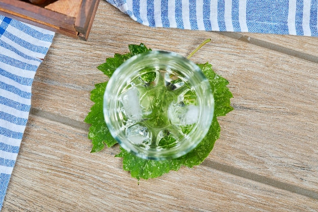 Een glas witte wijn met ijs op houten tafel. Hoge kwaliteit foto