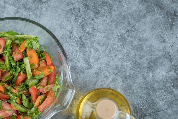 Een glasplaat heerlijke groentesalade.