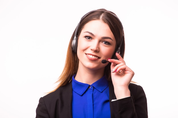 Een glimlachend jong klantenservicemeisje met een hoofdtelefoon op haar werkplaats