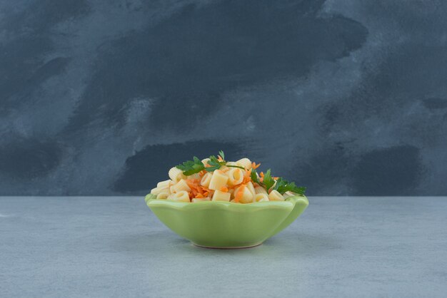Een groene plaat van macaroni en broccoli op witte achtergrond. Hoge kwaliteit foto