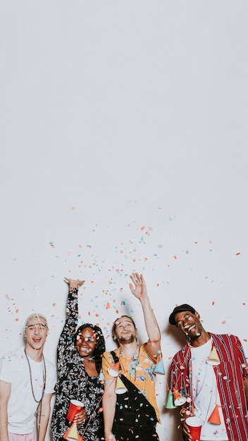 Gratis foto een groep diverse vrienden viert feest op een feestje