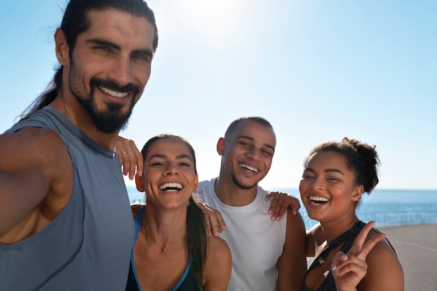 Een groep mensen die een selfie maken terwijl ze samen buiten sporten