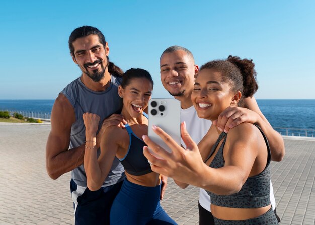 Een groep mensen die een selfie maken terwijl ze samen buiten sporten