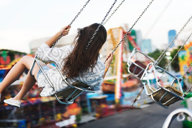 Een groep vrienden geniet van het pretpark