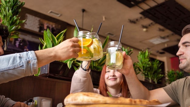 Een groep vrienden rusten in een pub. eten, drinken, eten op tafel. vriendschap