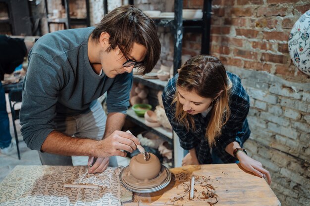 Een handgemaakte kleipot maken. Aardewerkles, hobby.