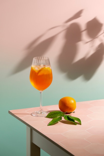 Gratis foto een heerlijke italiaanse cocktail, stilleven.