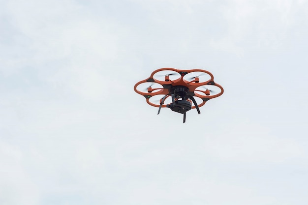 Gratis foto een hexacopter drone in de lucht