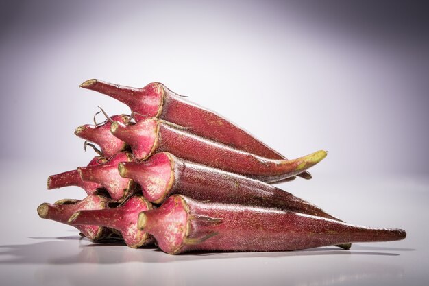 Een hoop van rode okra