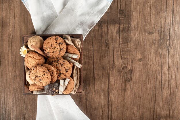 Een houten dienblad met koekjes