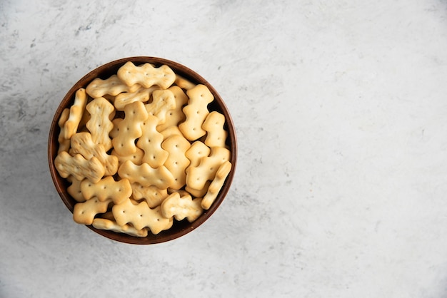 Gratis foto een houten kom vol heerlijke crackers.