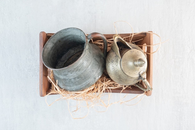 Een houten mand met oude kop en theepot. Hoge kwaliteit foto