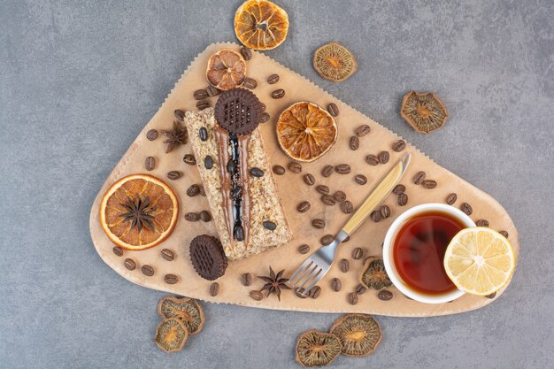 Een houten snijplank met gedroogde sinaasappels en koffiebonen.