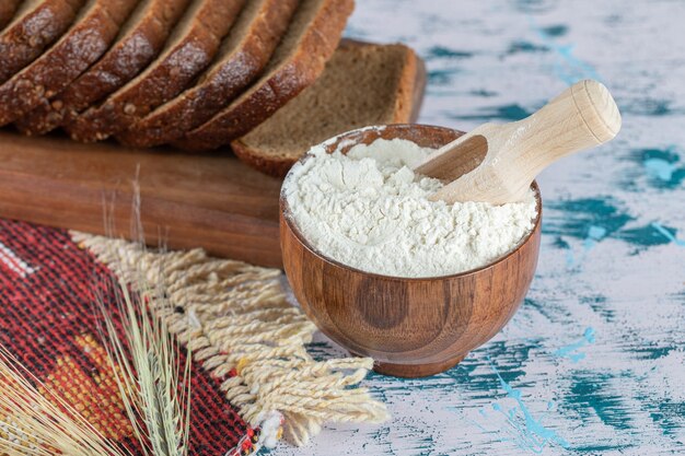 Een houten snijplank met sneetjes brood.