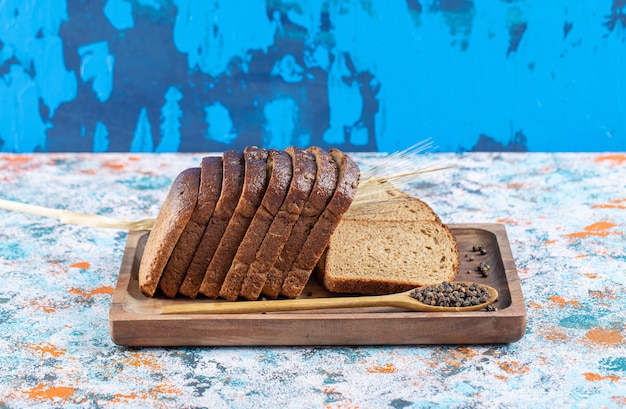 Een houten snijplank met sneetjes brood.