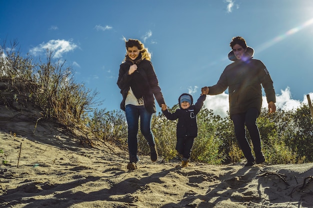 een jong gezin met kinderen brengt het weekend door aan de oevers van de koude Oostzee