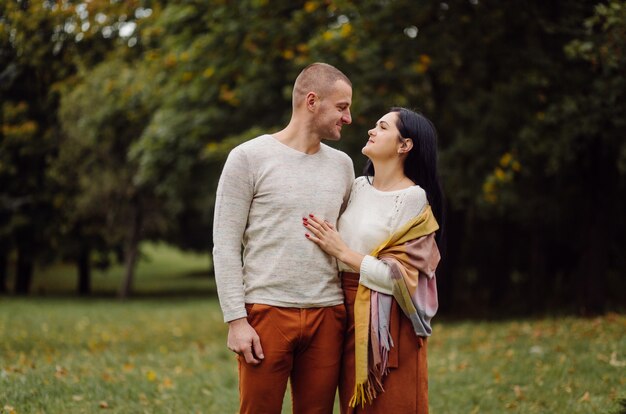 Een jong stel met plezier in het herfstpark. Dating, aantrekkelijk