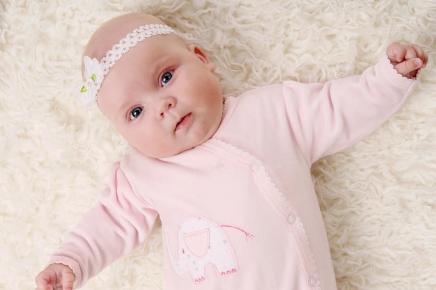 Een jonge en mooie baby in roze