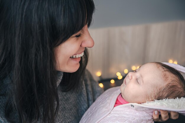 Een jonge moeder met een pasgeboren babymeisje in haar armen