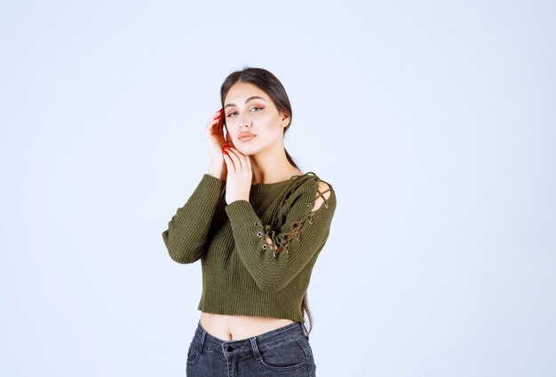 Een jonge mooie vrouw model poseren voor camera op witte achtergrond