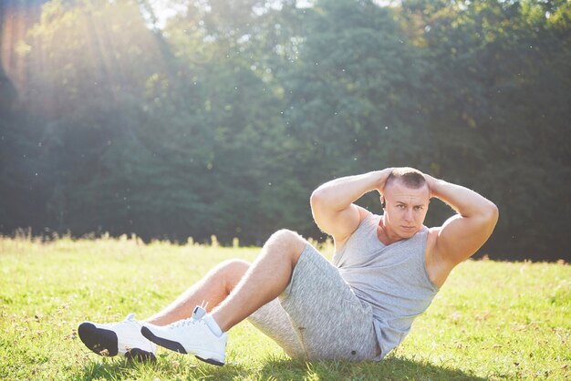 Een jonge sportman die zich klaarmaakt voor atletiek- en fitnesstraining buitenshuis.