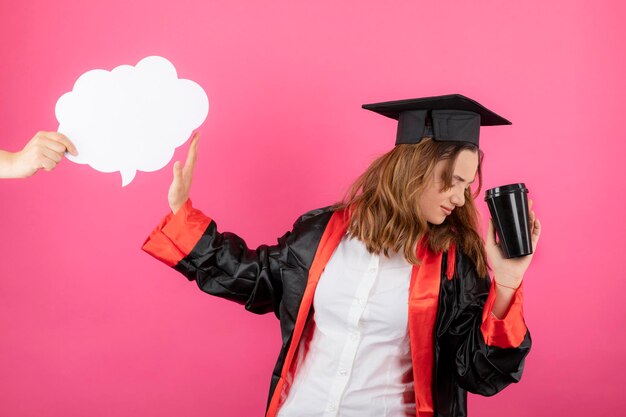 Een jonge student die een kopje thee vasthoudt en haar gezicht tegen het ideebord keert. Hoge kwaliteit foto