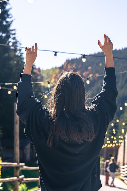 Een jonge vrouw danst tegen de achtergrond van bergen