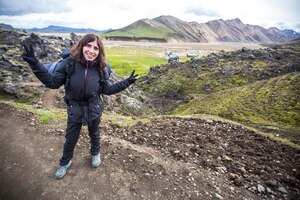 Een jonge vrouw die op het punt staat de 54 km lange trektocht van landmannalaugar ijsland af te maken