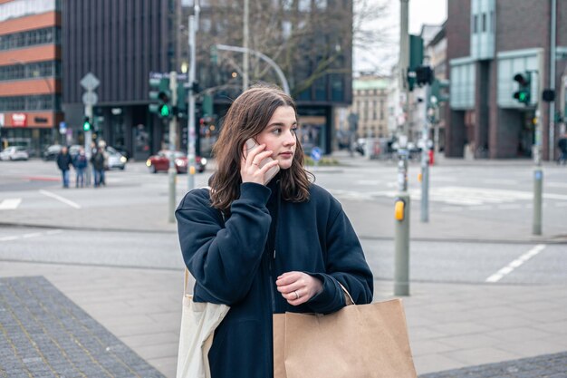 Een jonge vrouw in de stad op straat met een pakketwinkelconcept