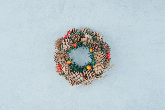 Een kerstkrans van pinecone op marmeren achtergrond. Hoge kwaliteit foto