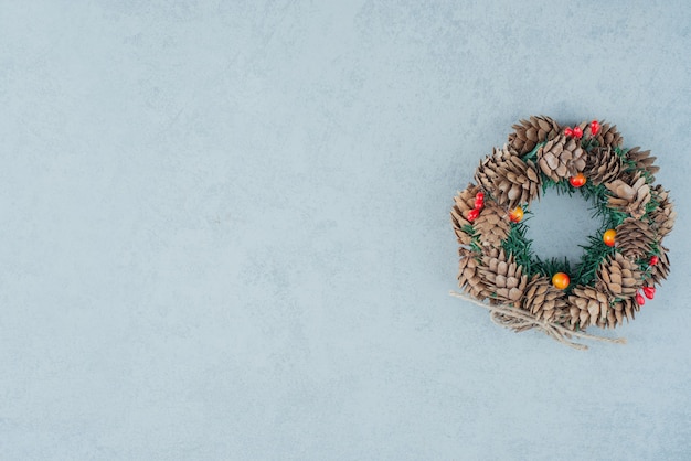 Een kerstkrans van pinecone op marmeren achtergrond. Hoge kwaliteit foto