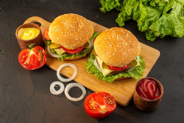 Een kipburger van bovenaanzicht met kaas en groene salade