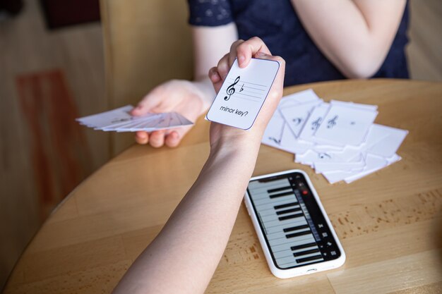 Een klein meisje leert spelenderwijs noten met behulp van speciale muziekkaarten