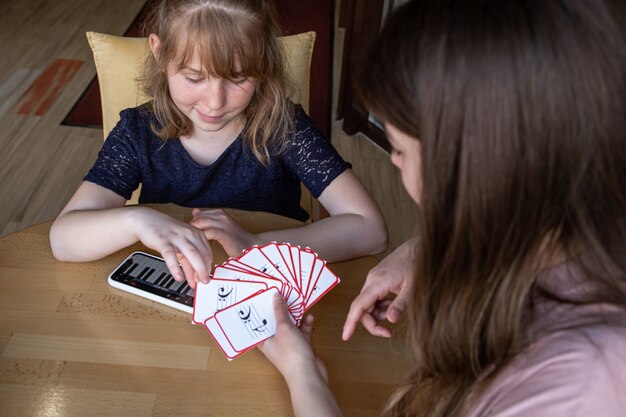 Een klein meisje leert spelenderwijs noten met behulp van speciale muziekkaarten