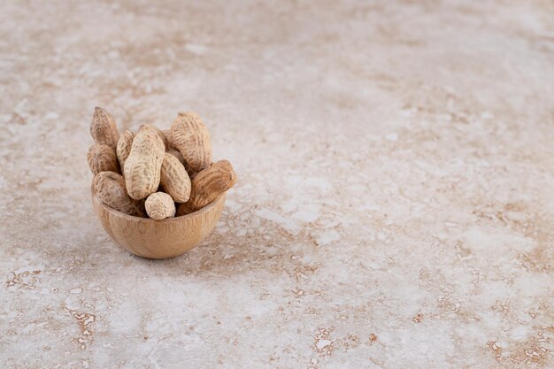 Een kleine houten kom vol gezonde cashewnoten