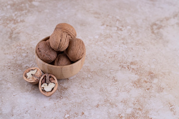 Een kleine houten kom vol gezonde walnoten