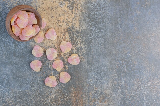 Een kleine houten kom vol suikerachtige marmelade. Hoge kwaliteit foto