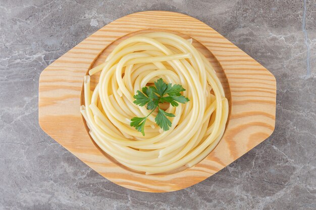 Een kleine portie spaghetti, op het marmer.