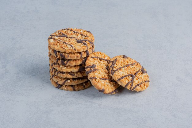 Een kleine stapel koekjes op marmeren oppervlak