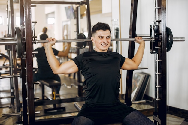 Een knappe man houdt zich bezig met een sportschool