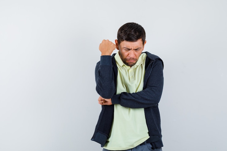 Gratis Foto een knappe man in een casual outfit.
